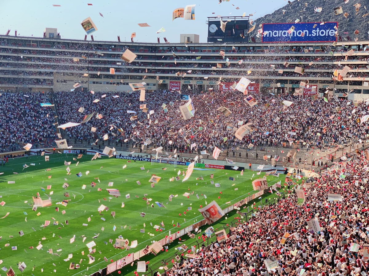 スタジアムに集まるサッカーファン