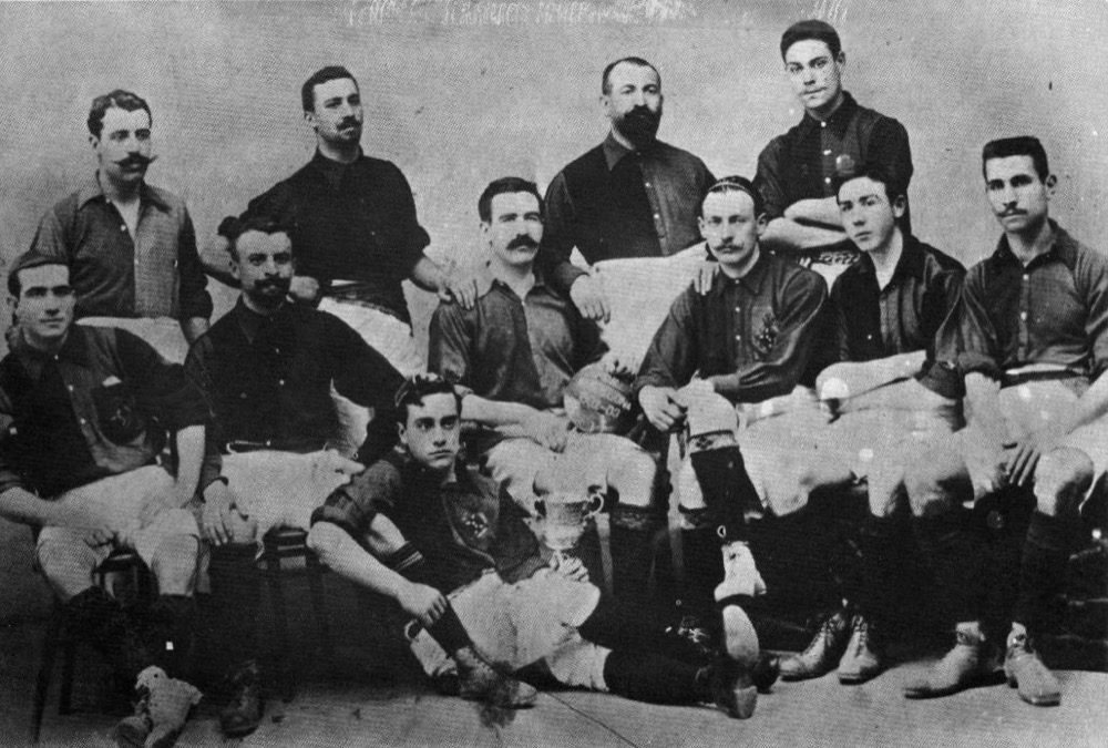 1903年、初期のFCバルセロナ(優勝メンバー)。クラシコの歴史は1902年の初対戦から120年以上続く。