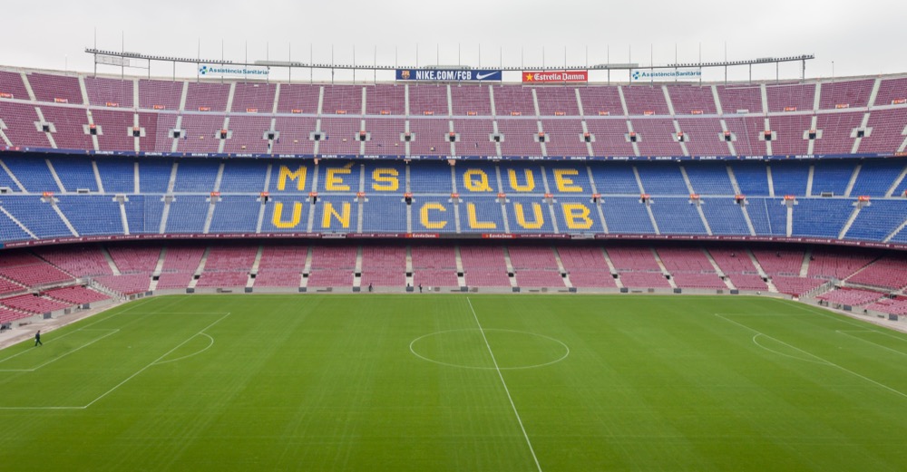 カンプ・ノウのスタンドに掲げられる「Més que un club(クラブ以上の存在)」の文字。