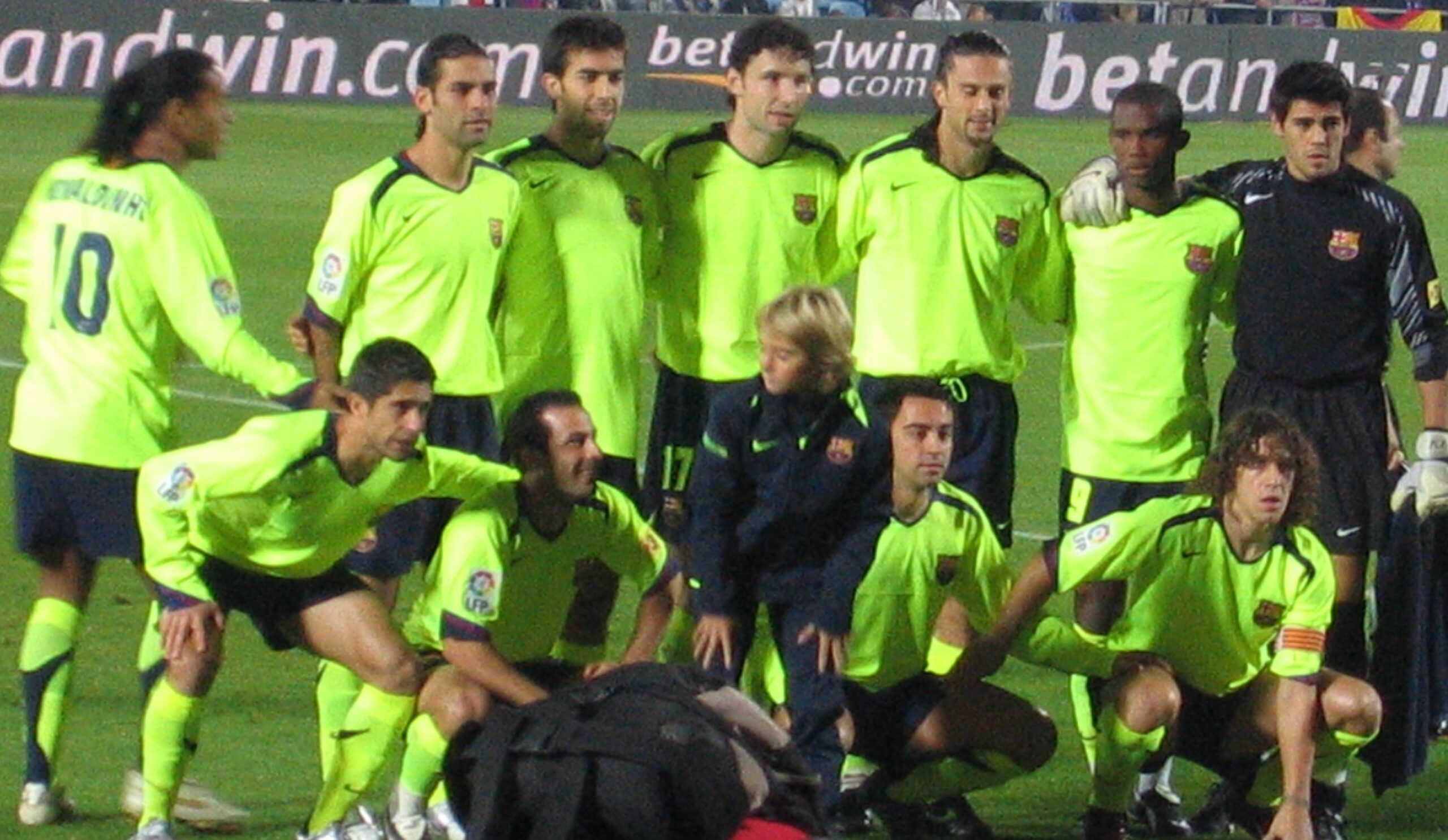 2005-06シーズンのFCバルセロナ集合写真。プジョルがセニェーラ腕章を着用